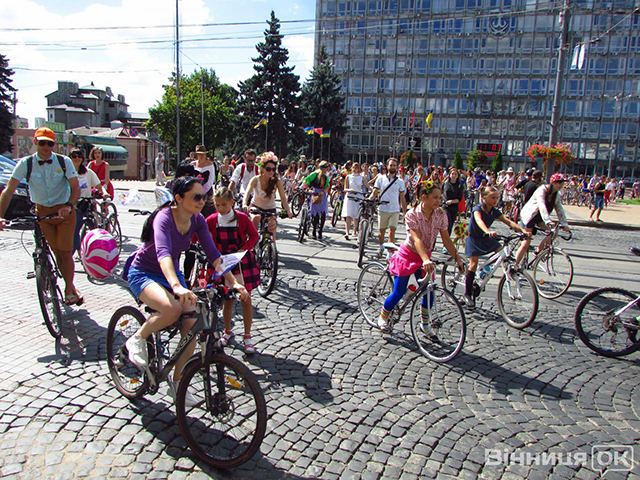 В супроводі "велоджентльменів" містом проїхались більше сотні леді в пишних сукнях, на підборах та вквітчаних роверах
