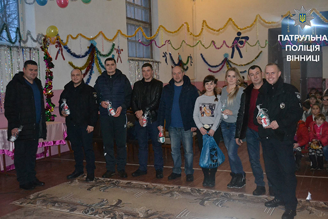 Вінницькі патрульні та таксисти передали діткам з інтернату подарунки від Святого Миколая
