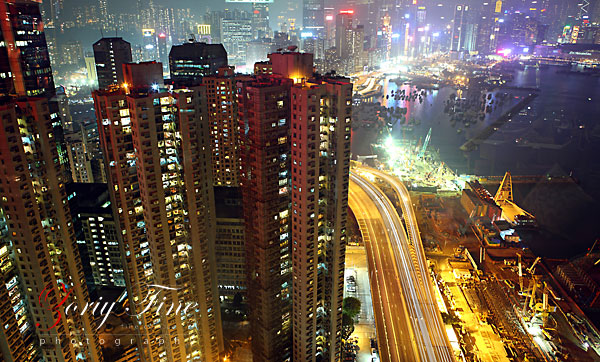 Вид на вечерний Гонконг из окна небоскреба