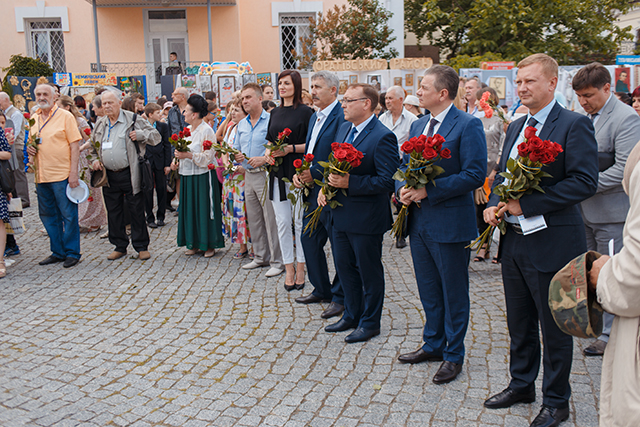 У Вінниці біля пам’ятника Т.Шевченка розпочалось Міжнародне шевченківське свято «В сім’ї вольній, новій»