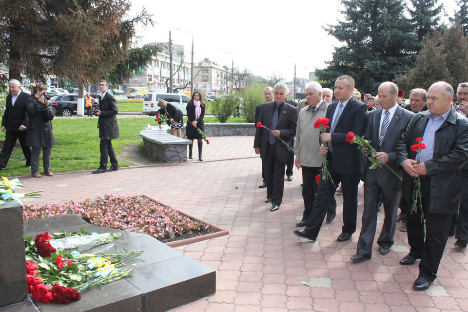 Фоторепортаж покладання квітів та вінків до пам’ятника «Жертвам Чорнобиля»