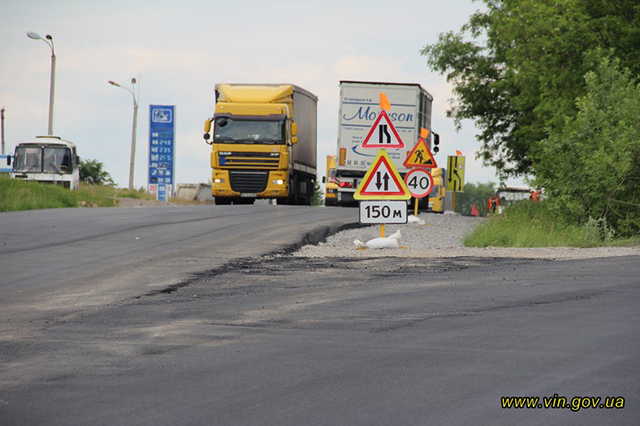 Чиновники перевіряли хід ремонту доріг навколо Вінниці