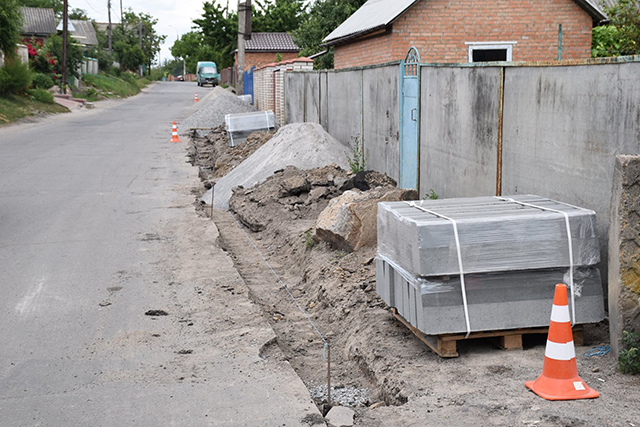 В мікрорайоні Сабарів проводять капітальний ремонт тротуарів по вулиці Черняхівського