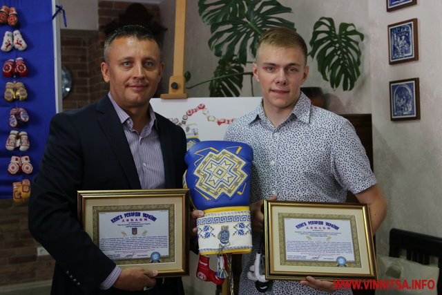 Вінничанин встановив рекорд України, презентувавши колекцію із 30 пар унікальних рукавичок