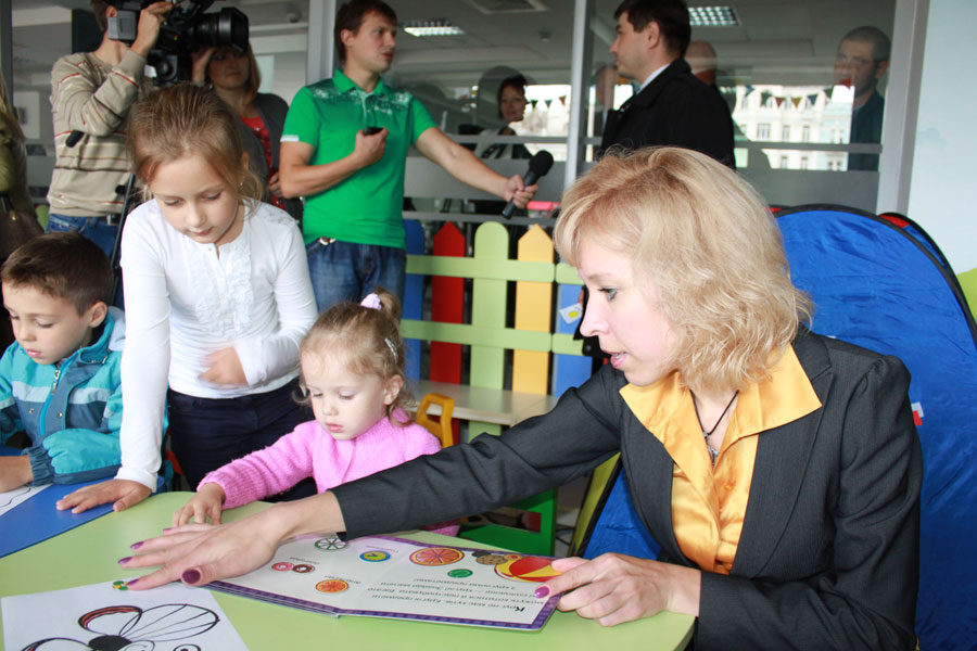 Для дітей відвідувачів Вінницької міської ради відкрили дитячу кімнату "Смайлик"