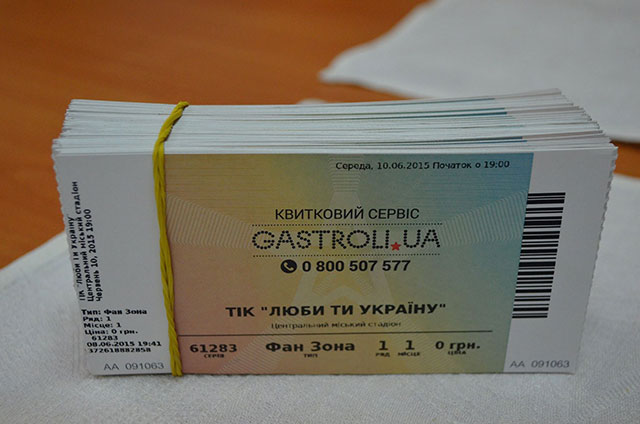 Бійці АТО та лікарі військового госпіталю отримали від Віктора Бронюка квитки на завтрашній концерт