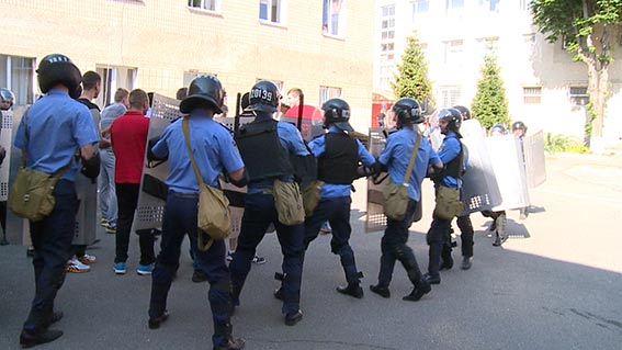 Вінницькі правоохоронці вчилися приборкувати натовп "футбольних уболівальників"