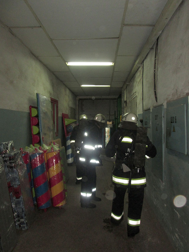 Вчора вінницькі рятувальники "гасили" умовну пожежу на заводі "Аналог"