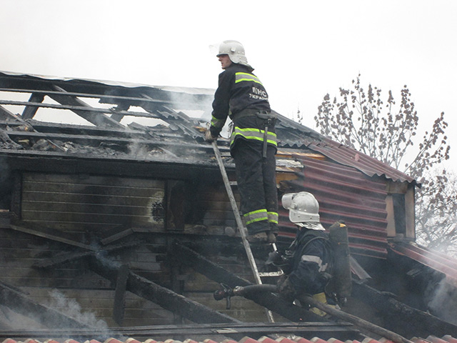 На вул. Черняхівського майже 30 рятувальників гасили пожежу у двоповерховому будинку