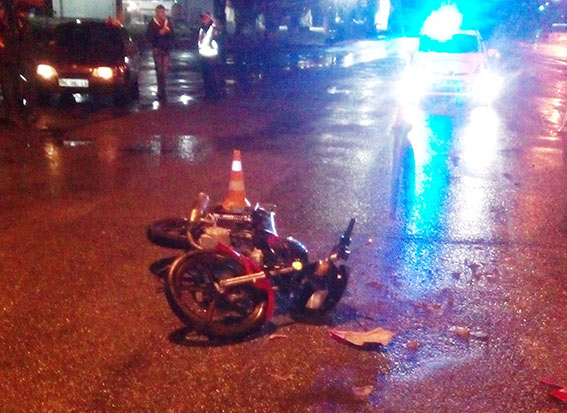 На вул. Пирогова нетверезий мотоцикліст в'їхав у "Пежо"