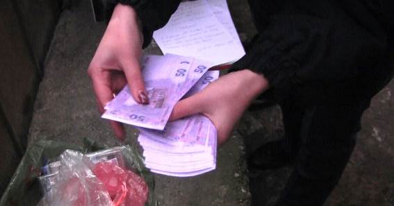 У Вінниці іноземець міняв фальшиві банкноти, надруковані в орендованому гаражі