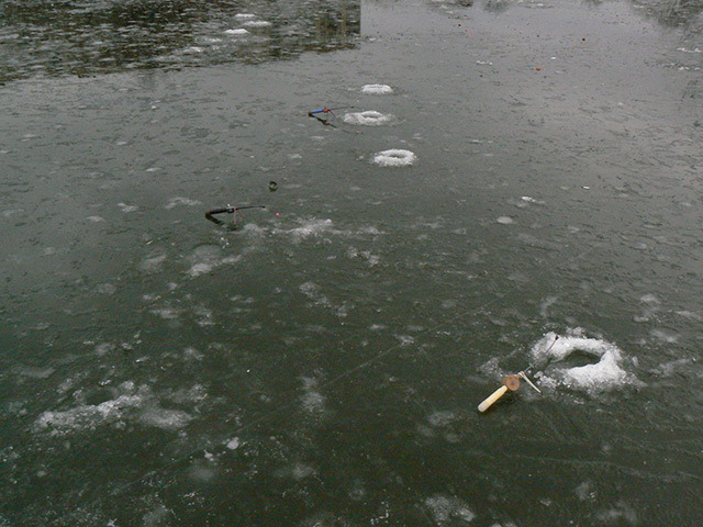 В Сутисках під час риболовлі провалились під лід двоє чоловіків. Одного врятували, іншого досі шукають