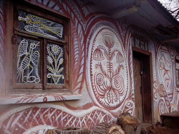 Відомий в Україні скульптор Олексій Альошкін перетворює хати у селі на Вінниччині на витвори мистецтва