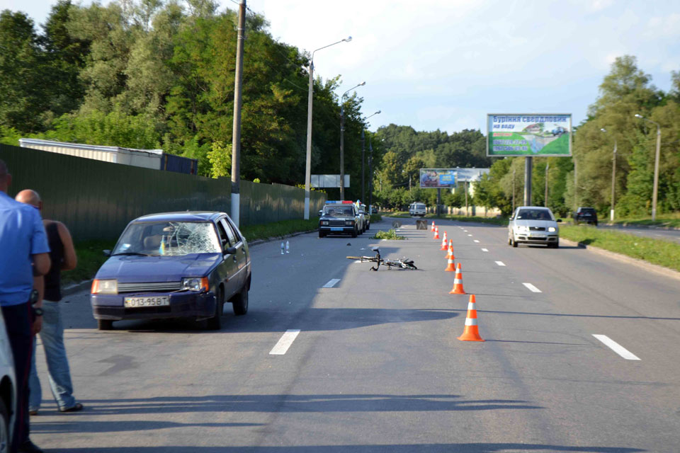 Вінничанка на Київській збила двох велосипедистів. Один загинув