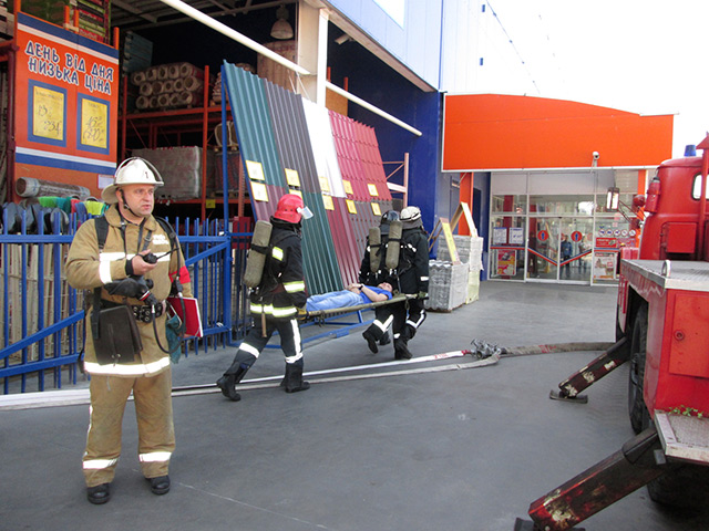 Вінницькі рятувальники ліквідували умовну пожежу на території складу одного з гіпермаркетів Вінниці