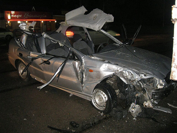 На Вінниччині Daewoo в'їхав у вантажівку. Загинула 16-річна пасажирка легковика