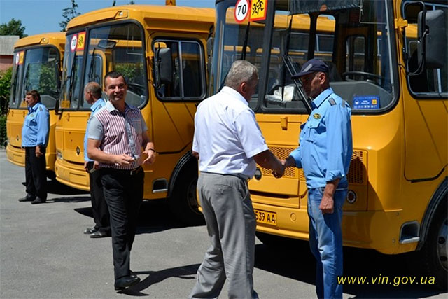 Липовецькі  школярі отримали три нових шкільних автобуси