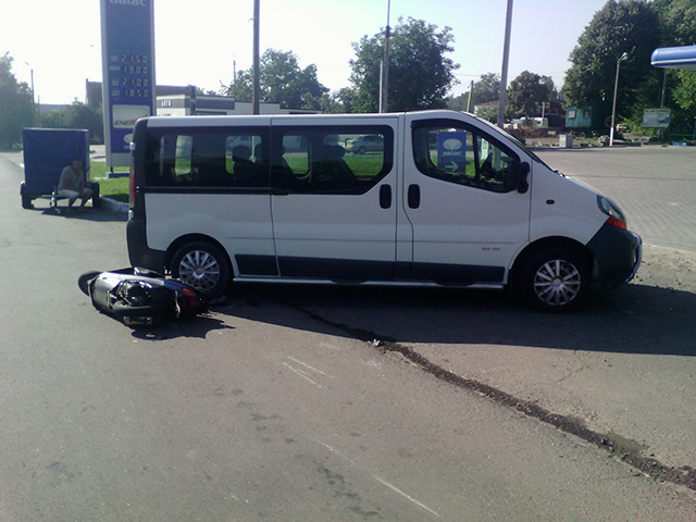 В Ладижині "Рено трафік" не розминувся зі скутером - водія скутера діставали з-під автівки рятувальники