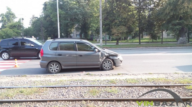 Зранку на  перехресті Хмельницького шосе та вул. Писарєва не розминулись позашляховик Nissan та Mitsubishi