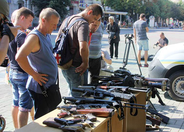 У центрі Вінниці вінничани знайомились із спецзасобами поліцейських та сучасними видами озброєння