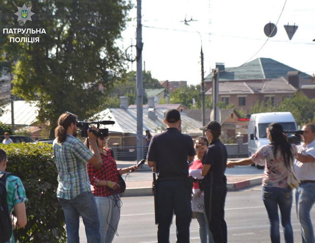 Сьогодні вінницькі журналісти мали змогу спостерігати за роботою патрульних поліцейських зблизька.