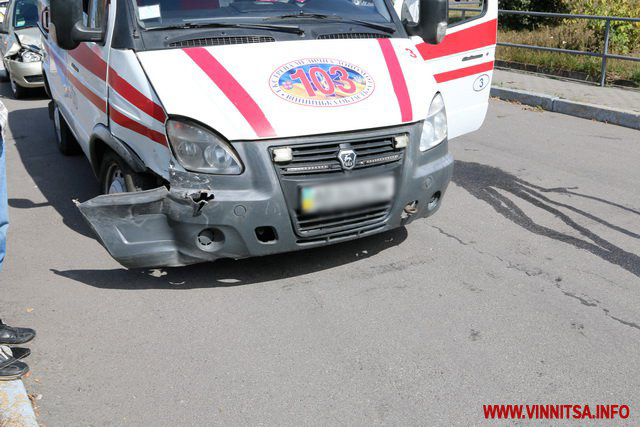 ДТП на Замості: водійка "ВАЗу" не пропустила машину "швидкої", яка поспішала врятувати дитину із травмою голови
