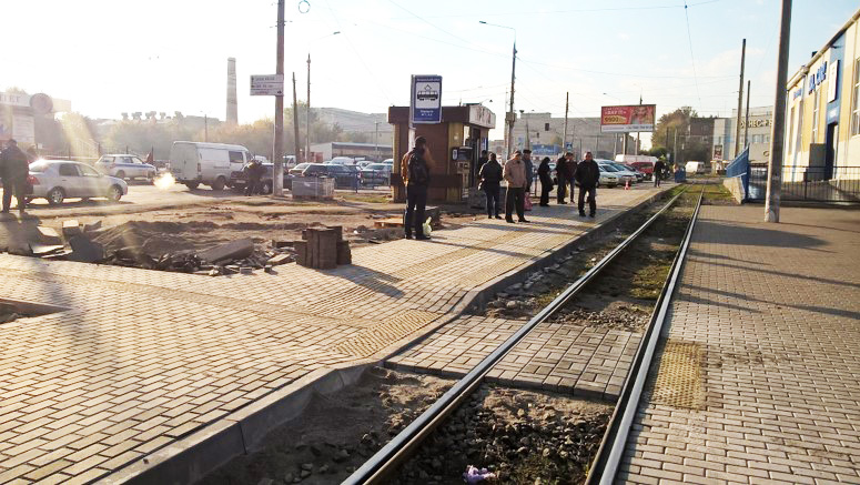 У Вінниці тривають роботи по встановленню нових зупинок та ремонту доріг і тротуарів