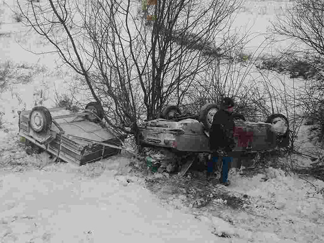 Вінницькі рятувальники витягли зі снігового замету авто, в якому була дитина, та перевернуту "копійку" із кювету