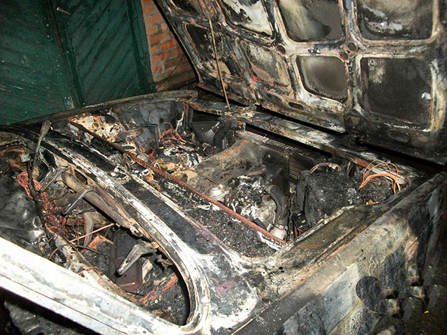 В Хмільнику згоріла автівка. Причину пожежі встановлюють