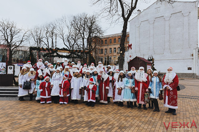 Півсотні Дідів Морозів із Снігуроньками  пройшлися центром міста, вітаючи вінничан зі святами