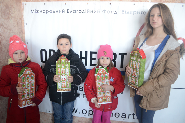200 дітей з сімей переселенців та родин у складних життєвих обставинах отримали солодкі подарунки ​