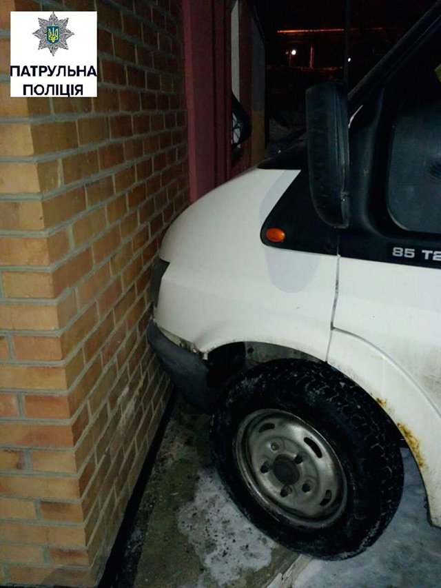 У Вінниці п'яний водій на намагався проїхати крізь стіну приватного будинку