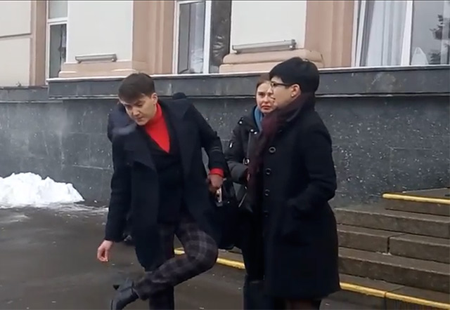 Надію Савченко у Вінниці зустріли криками "Ганьба!"