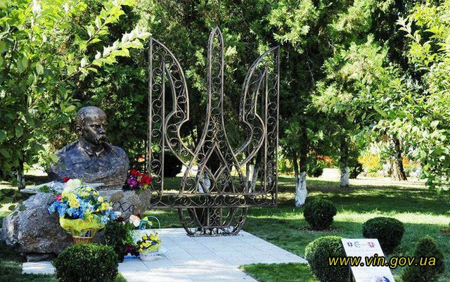 На Вінниччині встановили найбільший в Україні кований тризуб
