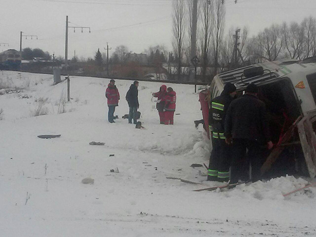 В Калинівці зіткнулись пасажирський електропотяг та автобус. Водій автобусу загинув