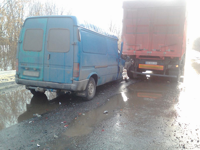 На Вінниччині мікроавтобус в'їхав в причіп вантажівки - пасажирку затисло у пошкодженому "бусику"