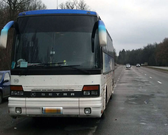 В Калинівському районі загинула пасажирка автобусу. Жінка випала через задні двері 