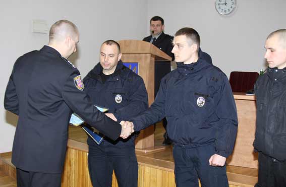 Юрій Педос відзначив трьох поліцейських, які затримали злочинну групу крадіїв 