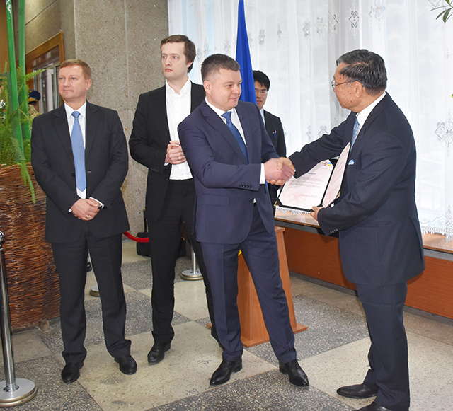 Посол Японії передав Вінниці сертифікат на висадження 80 сакур 