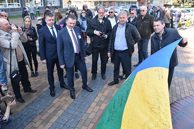 Вінничани повезли у Литву прапор з підписами бійців АТО