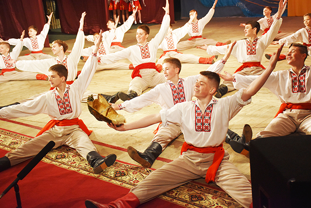 У Вінниці розпочався XII фестиваль «Барвінкове кружало», в якому бере участь близько 300 дітей з усього світу 