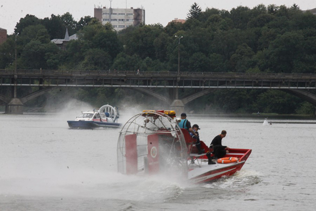 У Вінниці поблизу пляжу "Хімік" з сучасними катерами та "потопаючими" провели навчання рятувальників