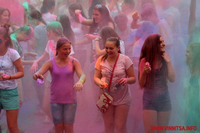 Близько сотні вінничан у центрі міста влаштували яскраве свято кольорових фарб