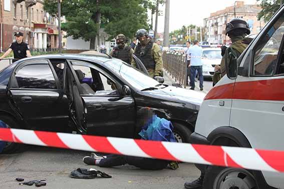 У Вінниці троє озброєних чоловіків напали на ювелірний магазин в центрі міста і поранили охоронця