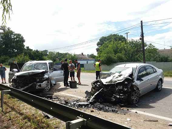 Масштабна ДТП на Вінниччині: через зіткнення 4-х авто постраждало шестеро людей, двоє з них - діти