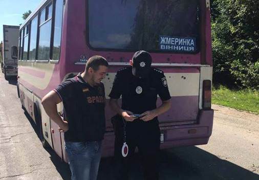 Поліцейські перевіряють пасажирських перевізників Вінниччини