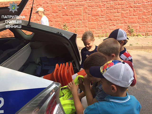 Вінницькі патрульні розповідали дітям з "HUB school" правила громадської безпеки