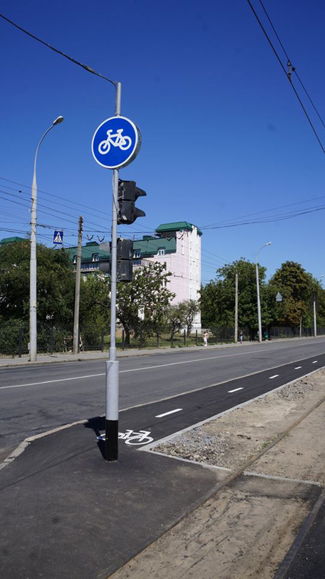 Вздовж вулиці Келецької закінчують облаштовувати велодоріжки