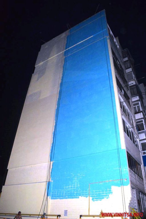 На фасаді багатоповерхівки по вул. Князів Коріатовичів почали малювати  перший мурал