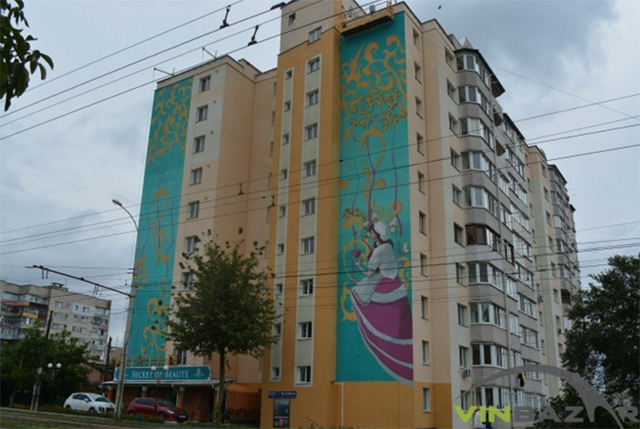 На фасаді багатоповерхівки по вул. Амосова малюють ще два мурали - "Плідність" та "Слов'янка"